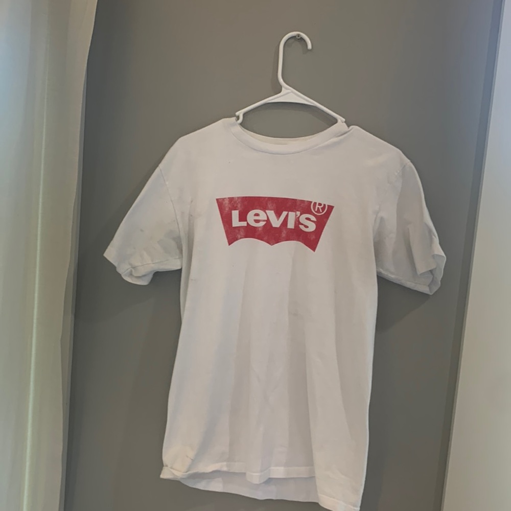White Levi’s T-shirt